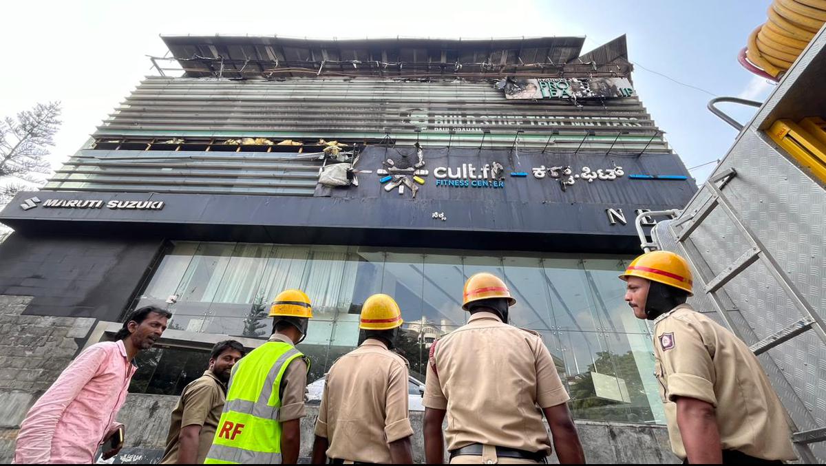 21 Pubs And Restaurants Shut, 167 Others Served Notices By BBMP For Violating Safety Guidelines 88 Fire at Mudpipe cafe in Bengaluru, employee jumps out of building -